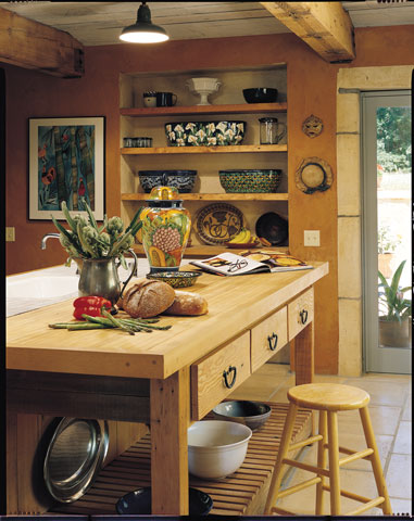 Easton’s PISE technique is elegantly evident in the hearth of the house, where the rough texture of the kitchen walls, infused with terra-cotta plaster, contrasts starkly with the walls’ smooth flip side.
